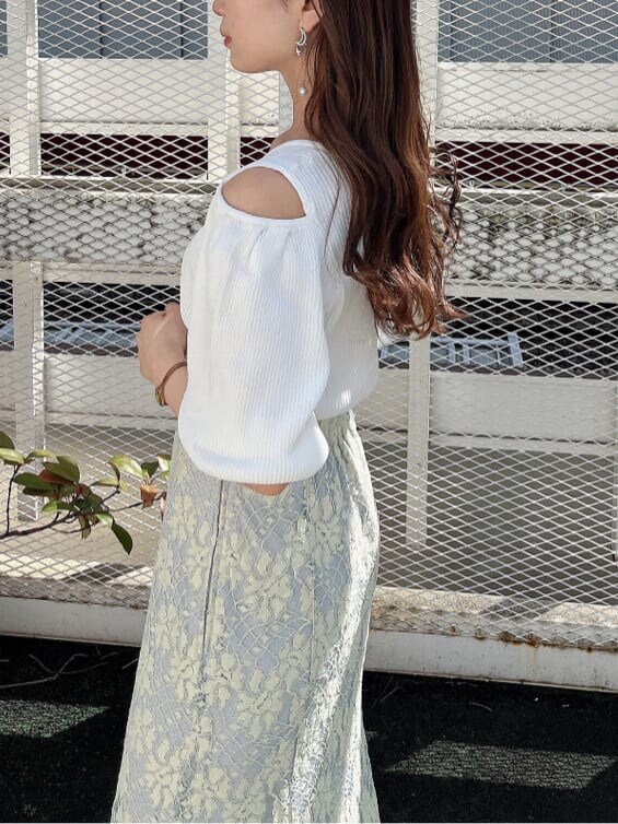 ブルー系のスカート、ホワイト系のニット/セーター、グレー系のパンプスを着用したレディースの春コーディネートの6枚目の写真