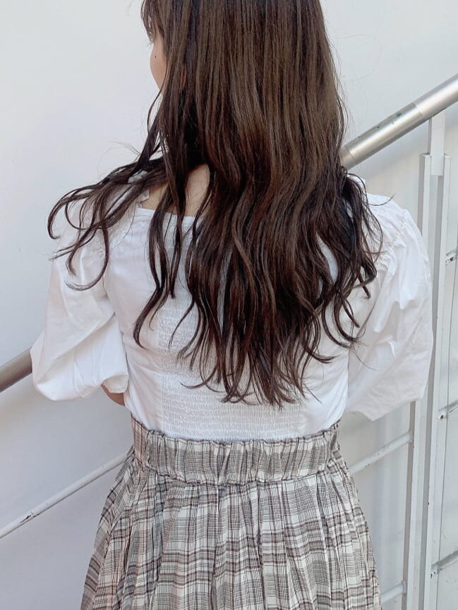 ホワイト系のシャツ/ブラウス、ベージュ系のスカート、ホワイト系のパンプスを着用したレディースの夏コーディネートの5枚目の写真