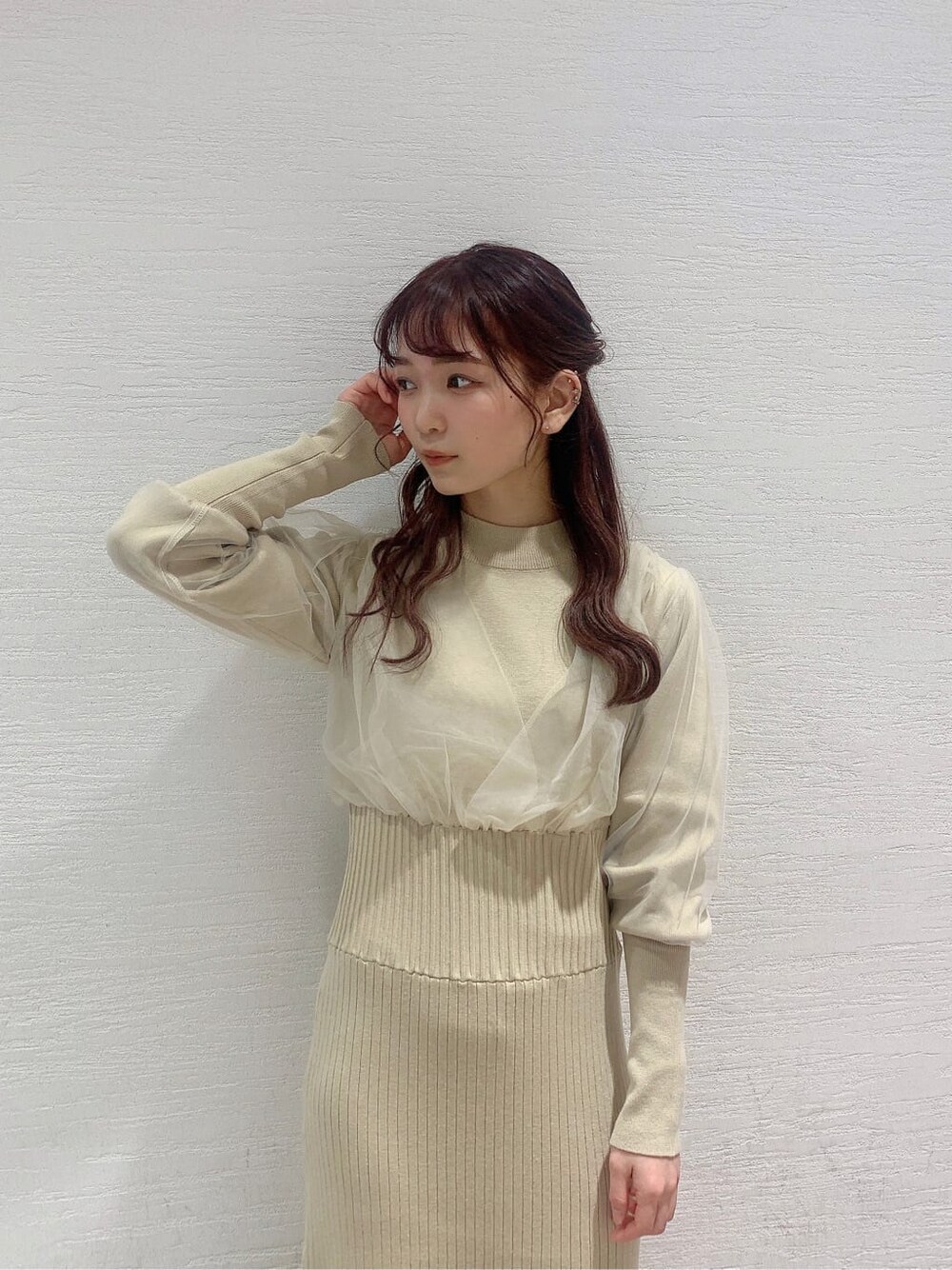 ホワイト系のその他アウター、ベージュ系のブーツ、ベージュ系のワンピースを着用したレディースの冬コーディネートの8枚目の写真