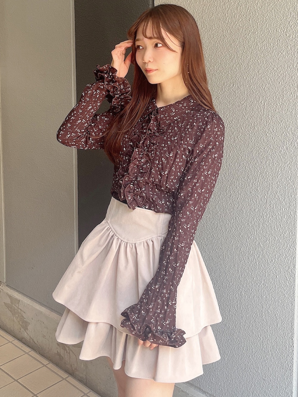 ブラウン系のシャツ/ブラウス、ホワイト系のブルゾン、ホワイト系のスカートを着用したレディースの秋コーディネートの8枚目の写真