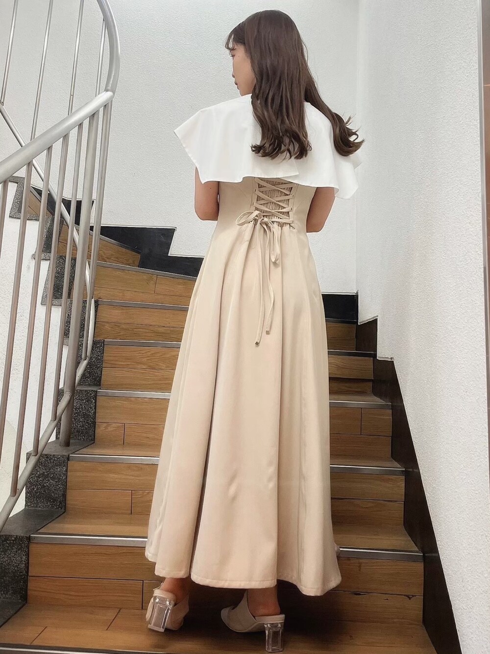 ベージュ系のワンピース、ホワイト系のパンプスを着用したレディースの夏コーディネートの4枚目の写真