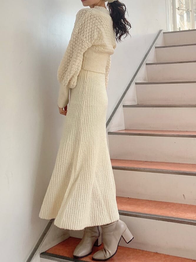 ホワイト系のワンピース、ベージュ系のブーツを着用したレディースの秋コーディネートの2枚目の写真