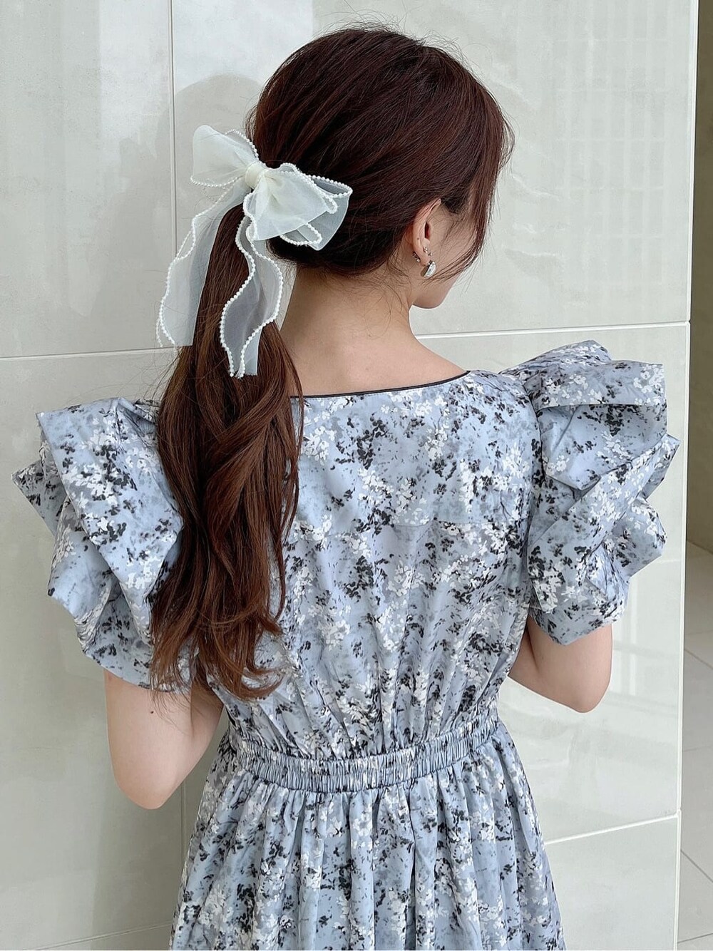 グレー系のワンピースを着用したレディースの秋コーディネートの8枚目の写真