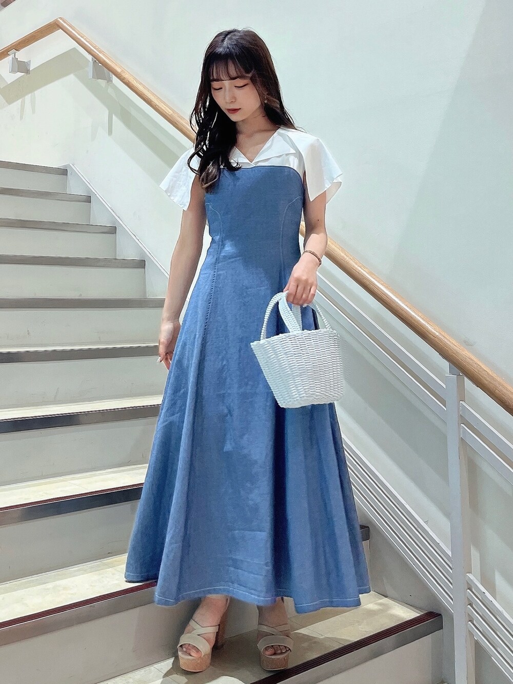 ブルー系のワンピース、ホワイト系のサンダルを着用したレディースの夏コーディネートの4枚目の写真