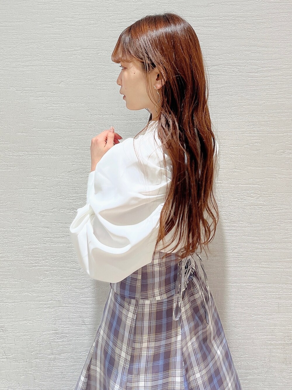 ホワイト系のパンプス、パープル系のスカート、ホワイト系のシャツ/ブラウスを着用したレディースの冬コーディネートの7枚目の写真