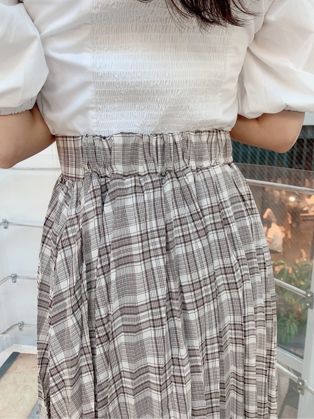 ホワイト系のシャツ/ブラウス、ベージュ系のスカート、ホワイト系のパンプスを着用したレディースの夏コーディネートの8枚目の写真