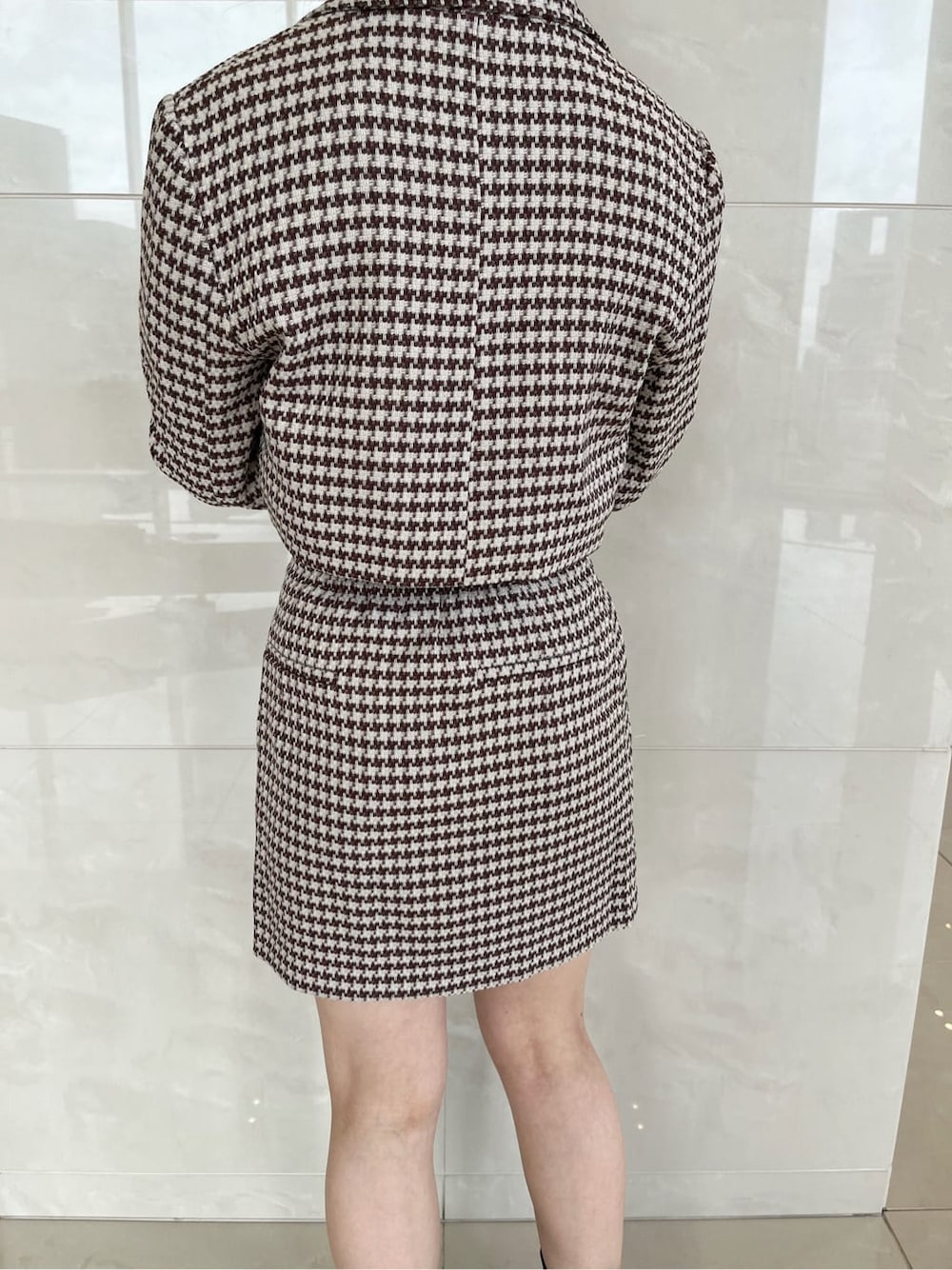 ブラウン系のシャツ/ブラウス、ブラウン系のその他アウター、ブラウン系のスカートを着用したレディースの秋コーディネートの9枚目の写真