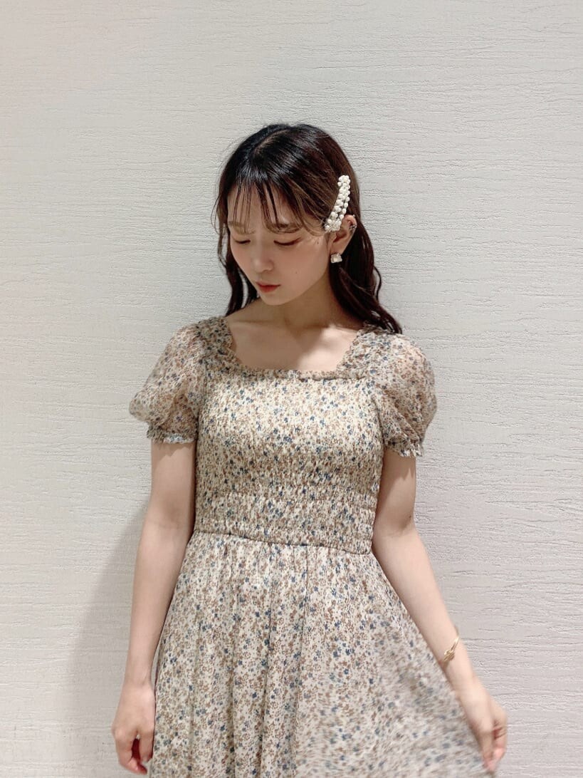 ブラウン系のサンダル、その他のワンピースを着用したレディースの夏コーディネートの5枚目の写真