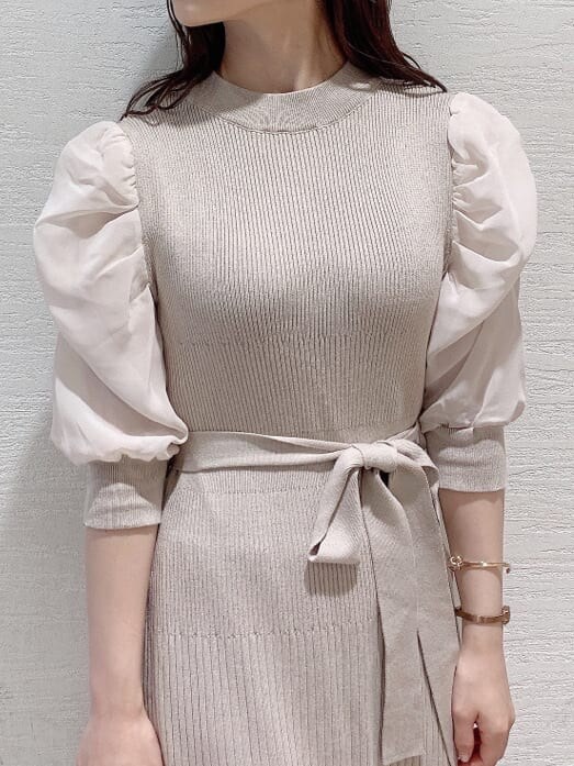 ホワイト系のパンプス、ベージュ系のワンピースを着用したレディースの夏コーディネートの7枚目の写真