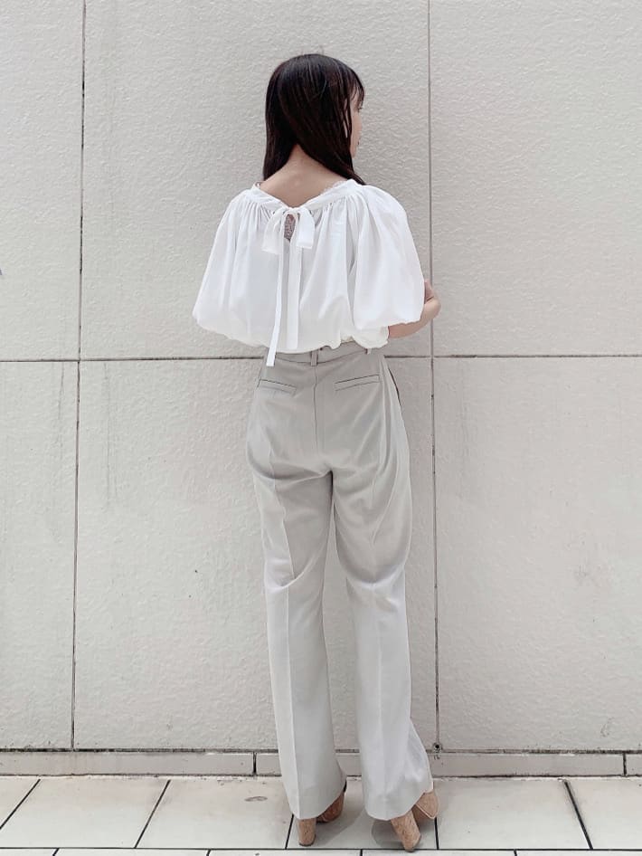 ベージュ系のサンダル、ホワイト系のシャツ/ブラウス、ホワイト系のその他パンツを着用したレディースの夏コーディネートの3枚目の写真