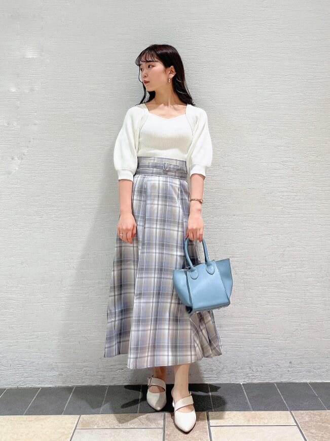 ホワイト系のニット/セーター、ホワイト系のパンプス、その他のスカートを着用したレディースの冬コーディネートの2枚目の写真