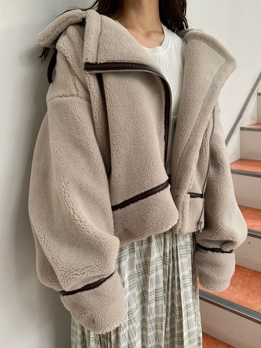 グリーン系のスカート、ホワイト系のニット/セーター、ベージュ系のブルゾンを着用したレディースの秋コーディネートの5枚目の写真