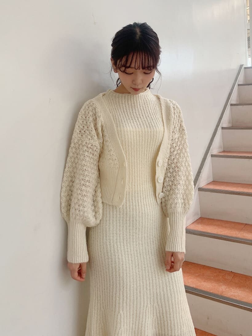 ホワイト系のワンピース、ベージュ系のブーツを着用したレディースの秋コーディネートの7枚目の写真