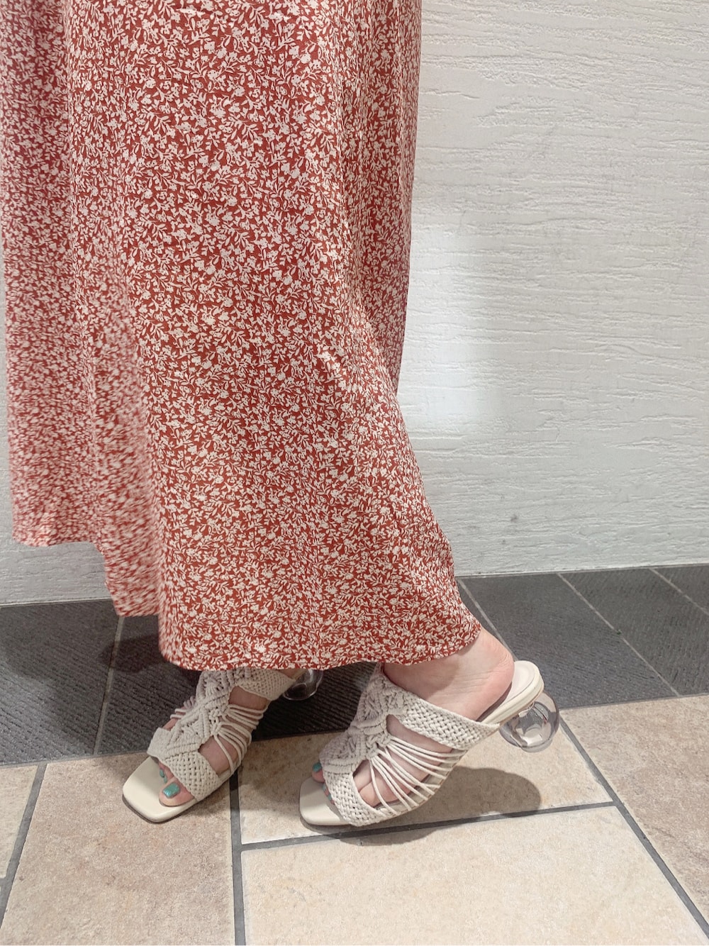 ホワイト系のサンダル、レッド系のワンピース、レッド系のカチューシャを着用したレディースの夏コーディネートの8枚目の写真