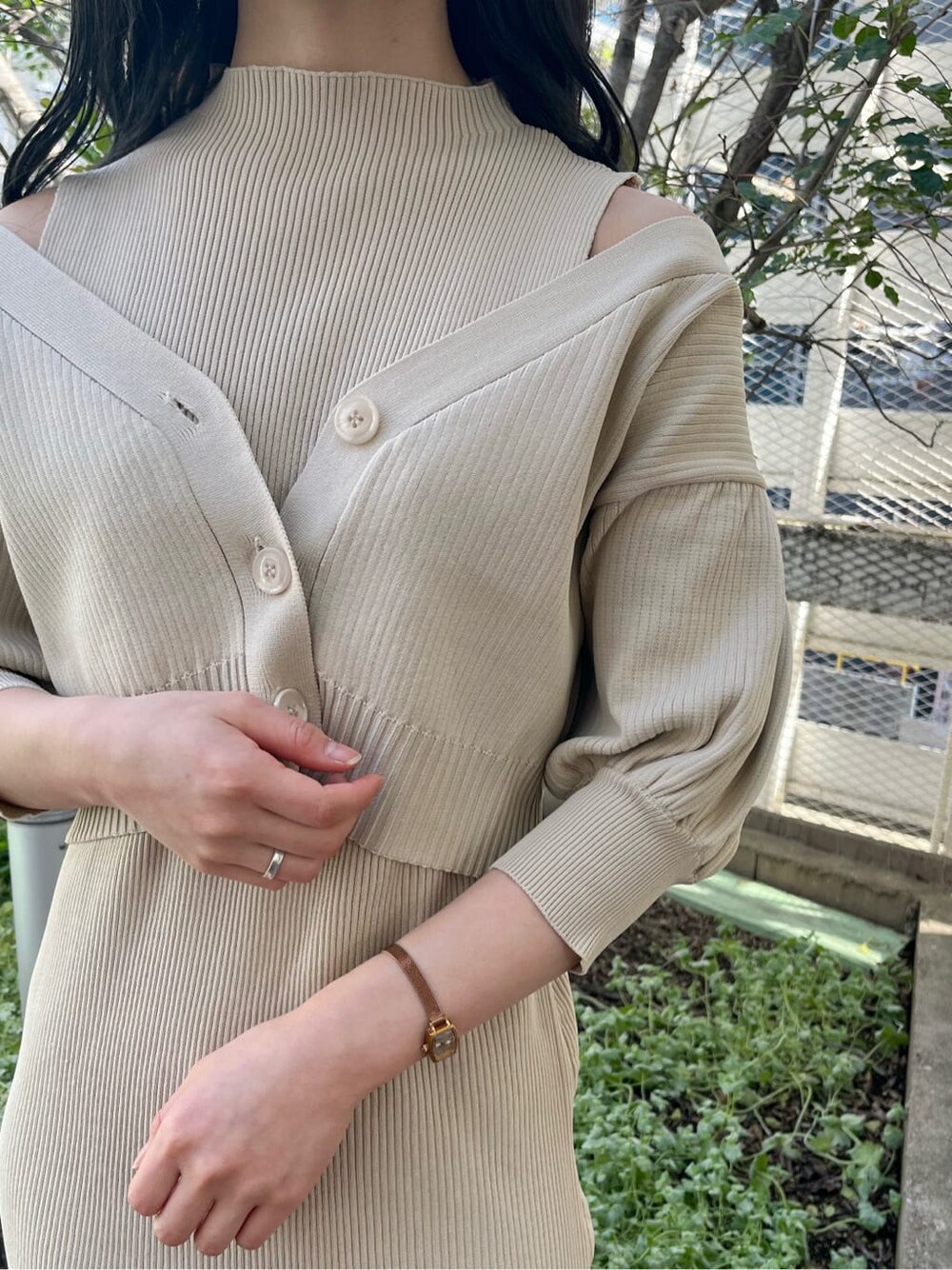 ホワイト系のパンプス、ホワイト系のショルダーバッグ、ベージュ系のワンピースを着用したレディースの春コーディネートの7枚目の写真