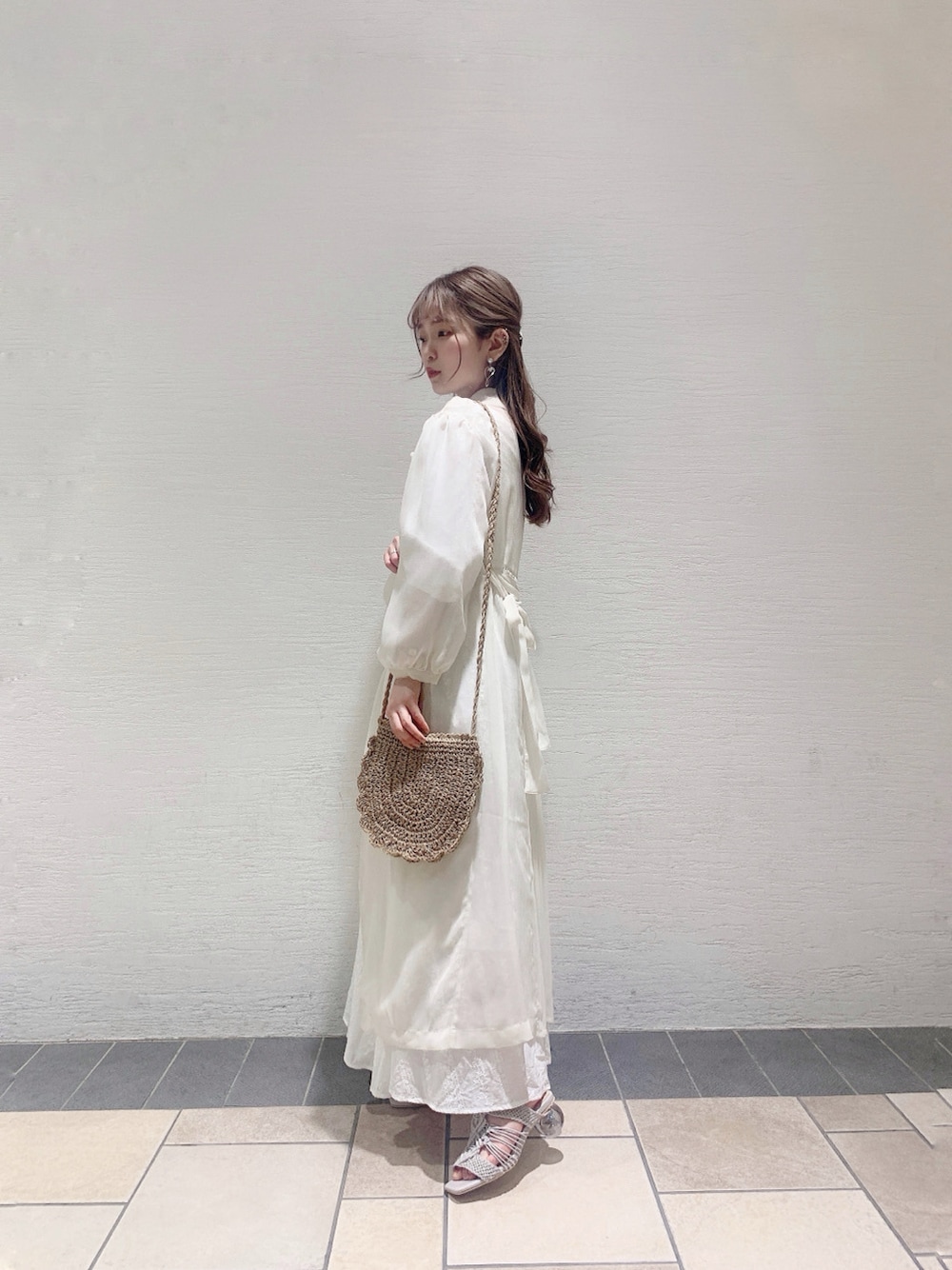 グレー系のサンダル、ホワイト系のシャツ/ブラウス、ホワイト系のワンピースを着用したレディースの春コーディネートの7枚目の写真