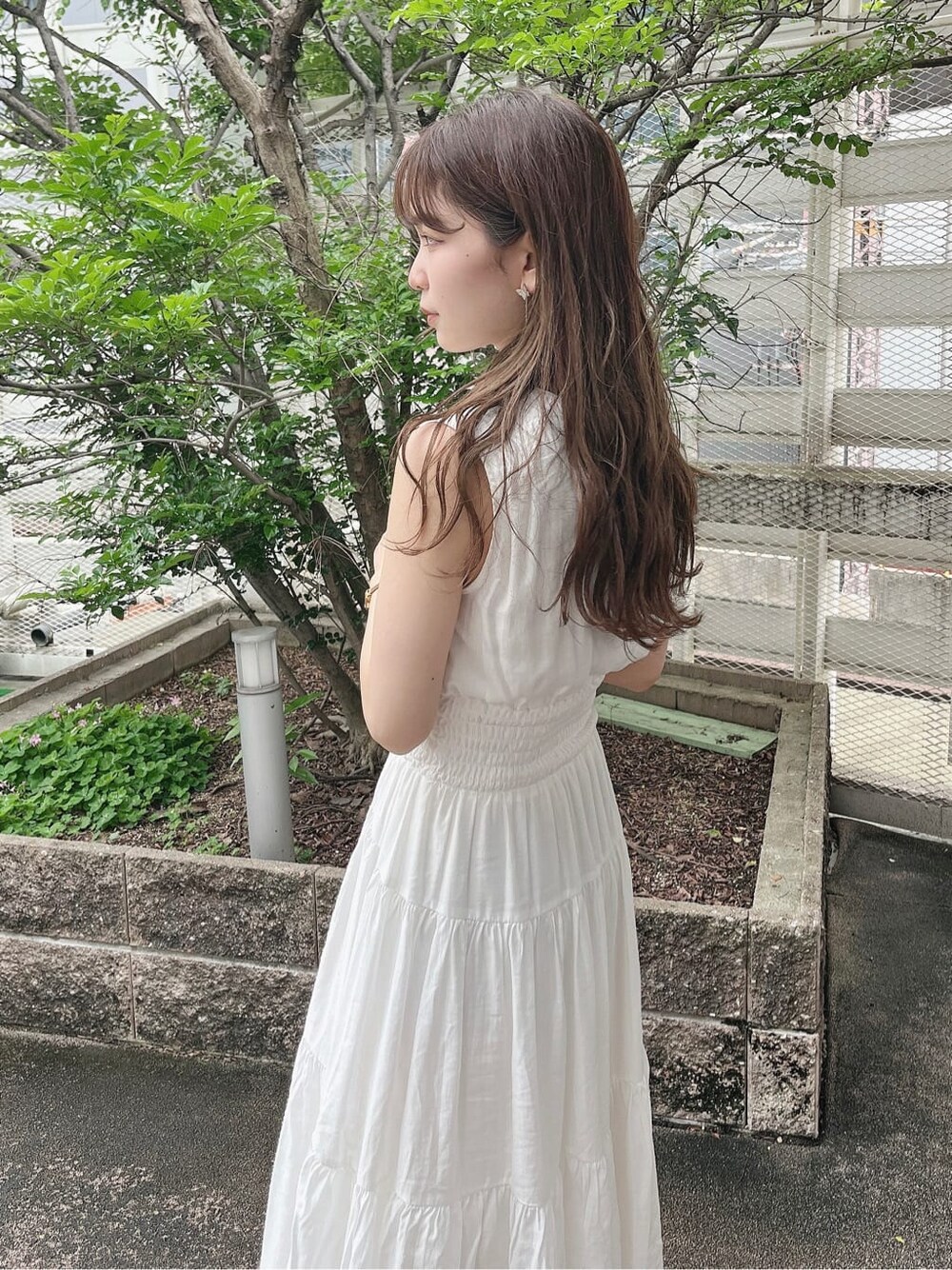 ホワイト系のワンピース、ベージュ系のサンダル、ホワイト系のカーディガン/ボレロを着用したレディースの春コーディネートの8枚目の写真