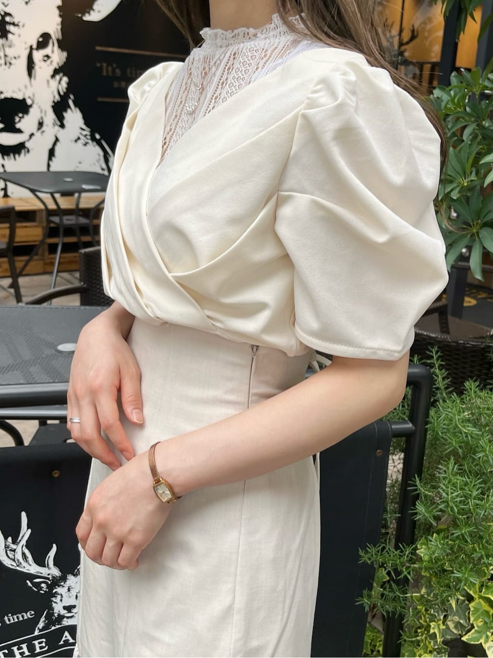 ベージュ系のサンダル、ホワイト系のスカート、ホワイト系のTシャツ/カットソーを着用したレディースの春コーディネートの7枚目の写真