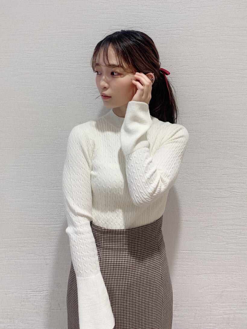 ホワイト系のパンプス、ブラウン系のスカート、ホワイト系のニット/セーターを着用したレディースの夏コーディネートの4枚目の写真