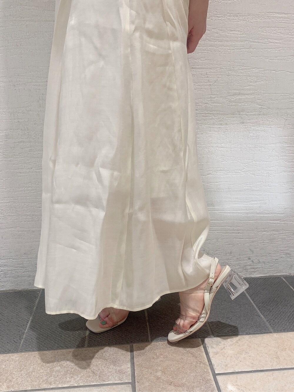 グリーン系のワンピース、その他のサンダル、ホワイト系のベルトを着用したレディースの夏コーディネートの9枚目の写真