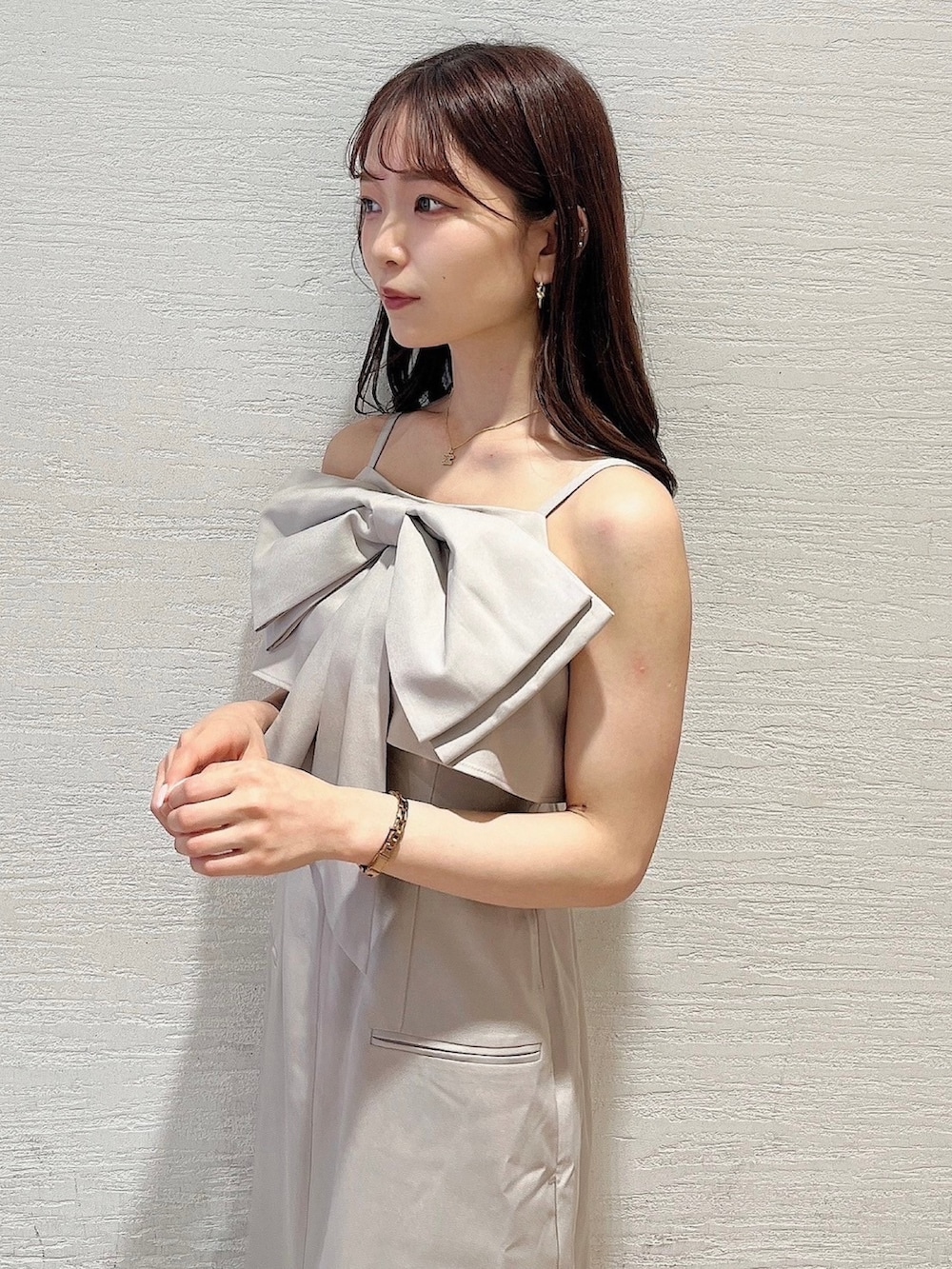 ホワイト系のサンダル、ベージュ系のワンピースを着用したレディースの夏コーディネートの7枚目の写真