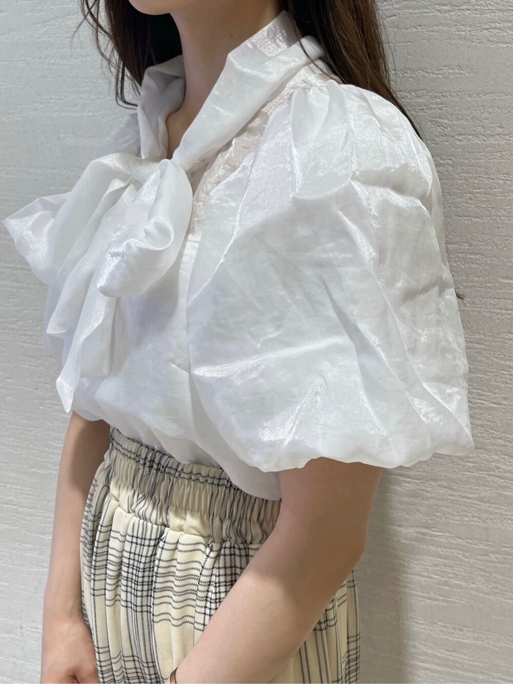 ベージュ系のサンダル、ホワイト系のスカート、ホワイト系のシャツ/ブラウスを着用したレディースの夏コーディネートの7枚目の写真