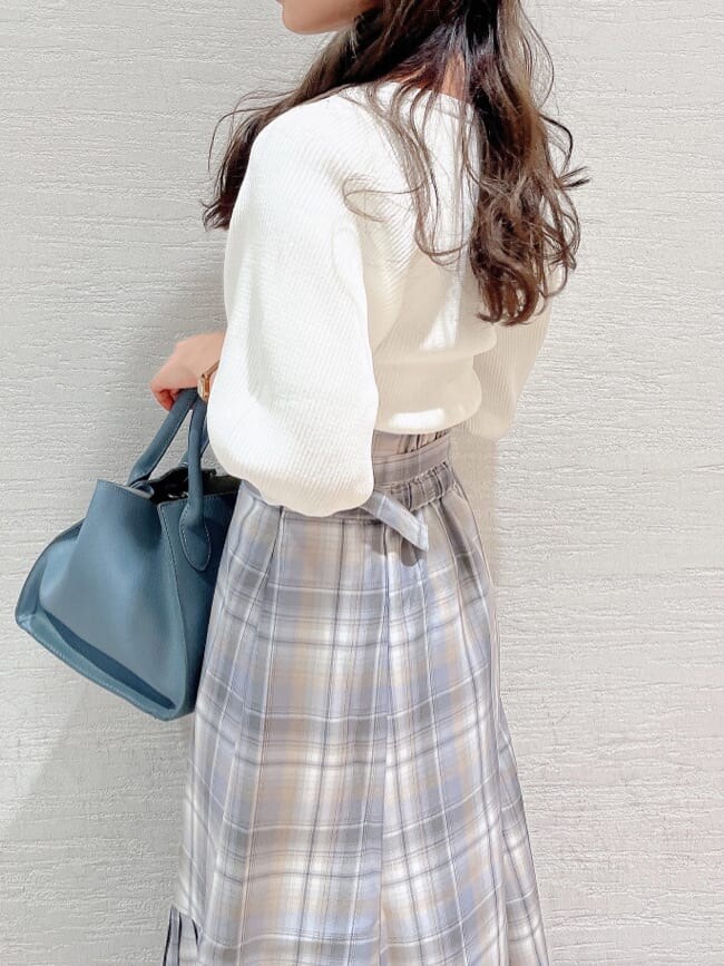 ホワイト系のニット/セーター、ホワイト系のパンプス、その他のスカートを着用したレディースの冬コーディネートの5枚目の写真