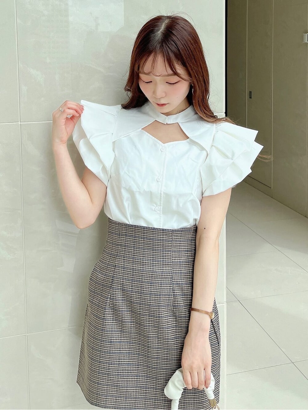 ホワイト系のシャツ/ブラウス、ブルー系のスカート、ブラック系のブーツを着用したレディースの秋コーディネートの6枚目の写真