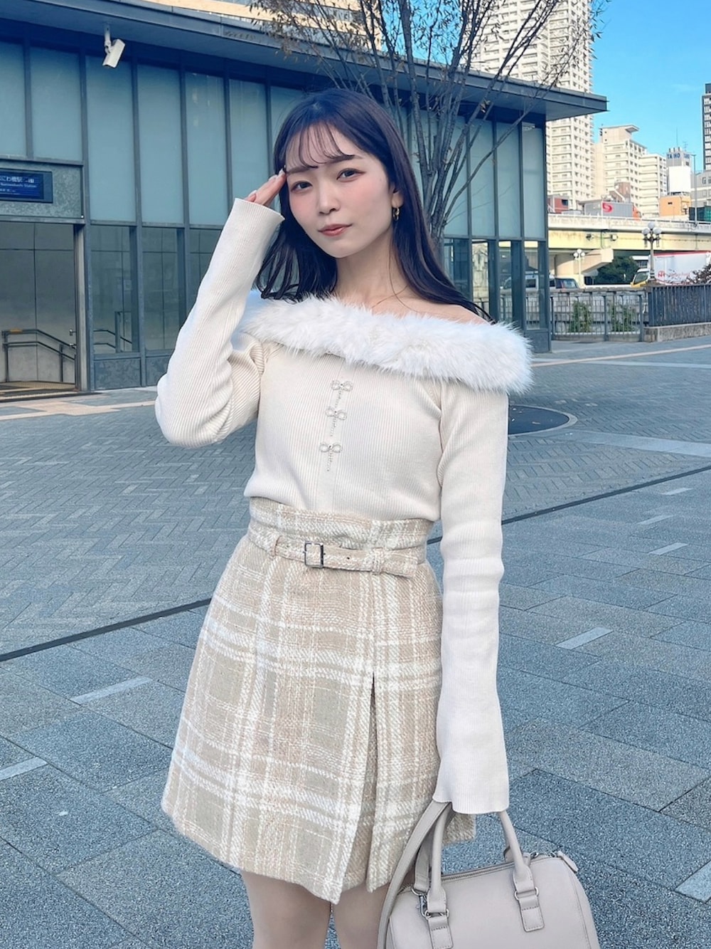 ベージュ系のニット/セーター、ベージュ系のスカートを着用したレディースの秋コーディネートの5枚目の写真