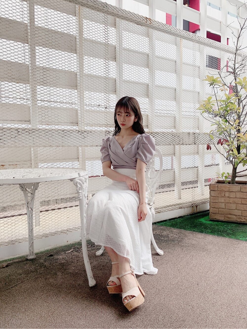 ベージュ系のサンダル、ホワイト系のスカート、グレー系のTシャツ/カットソーを着用したレディースの夏コーディネートの6枚目の写真