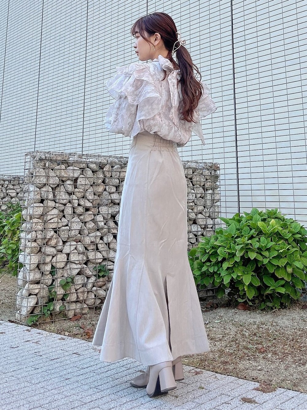 ベージュ系のスカート、ベージュ系のブーツ、ベージュ系のシャツ/ブラウスを着用したレディースの秋コーディネートの3枚目の写真