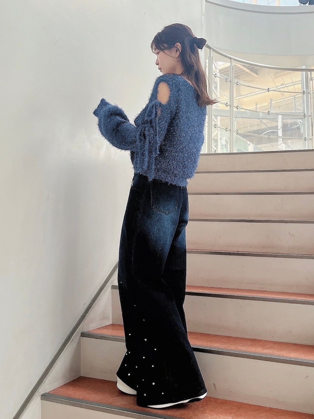 ブルー系のニット/セーター、ブルー系のデニムパンツ、ホワイト系のサンダルを着用したレディースの夏コーディネートの3枚目の写真