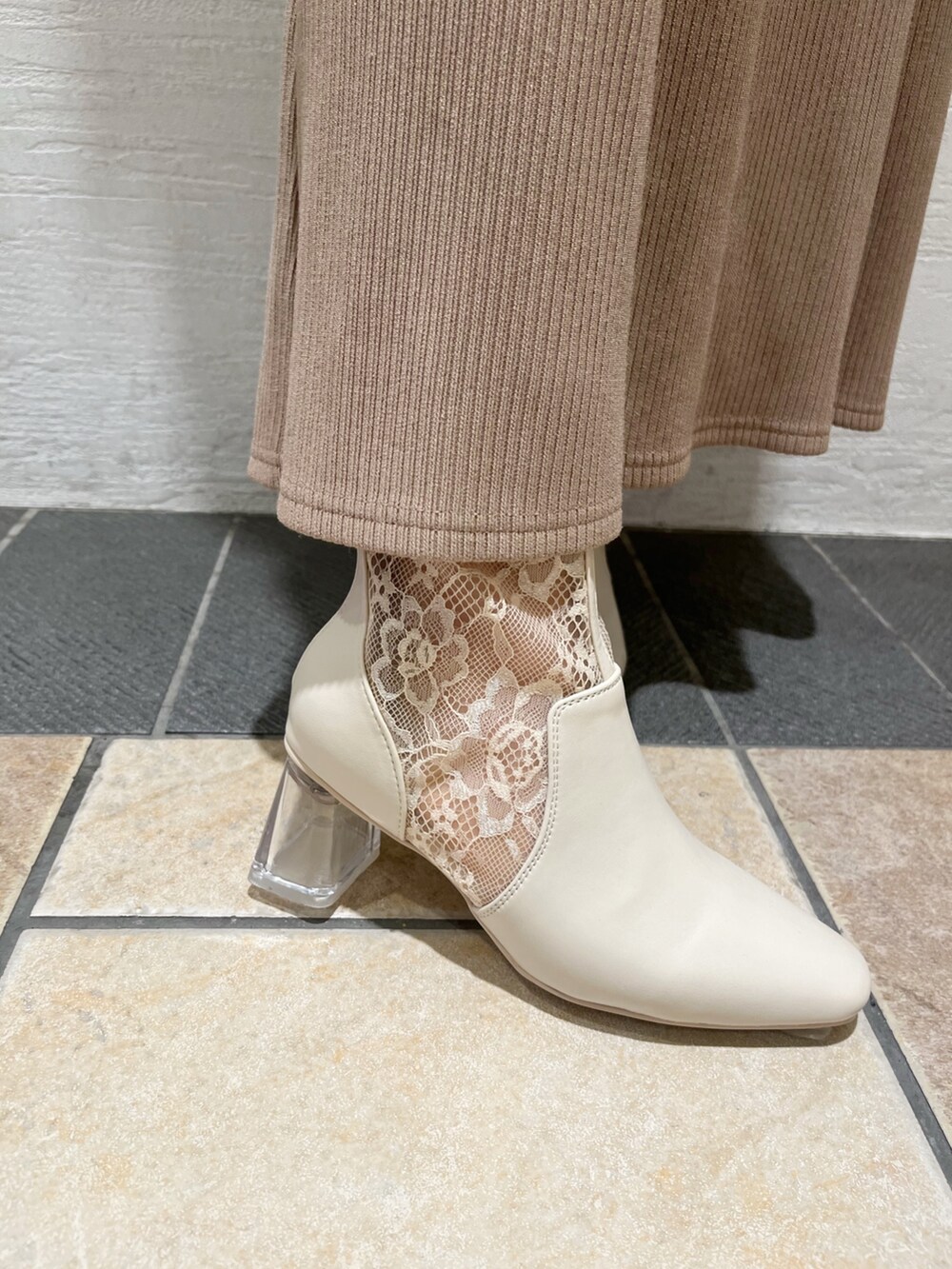 ベージュ系のワンピース、ベージュ系のブーツを着用したレディースの冬コーディネートの10枚目の写真