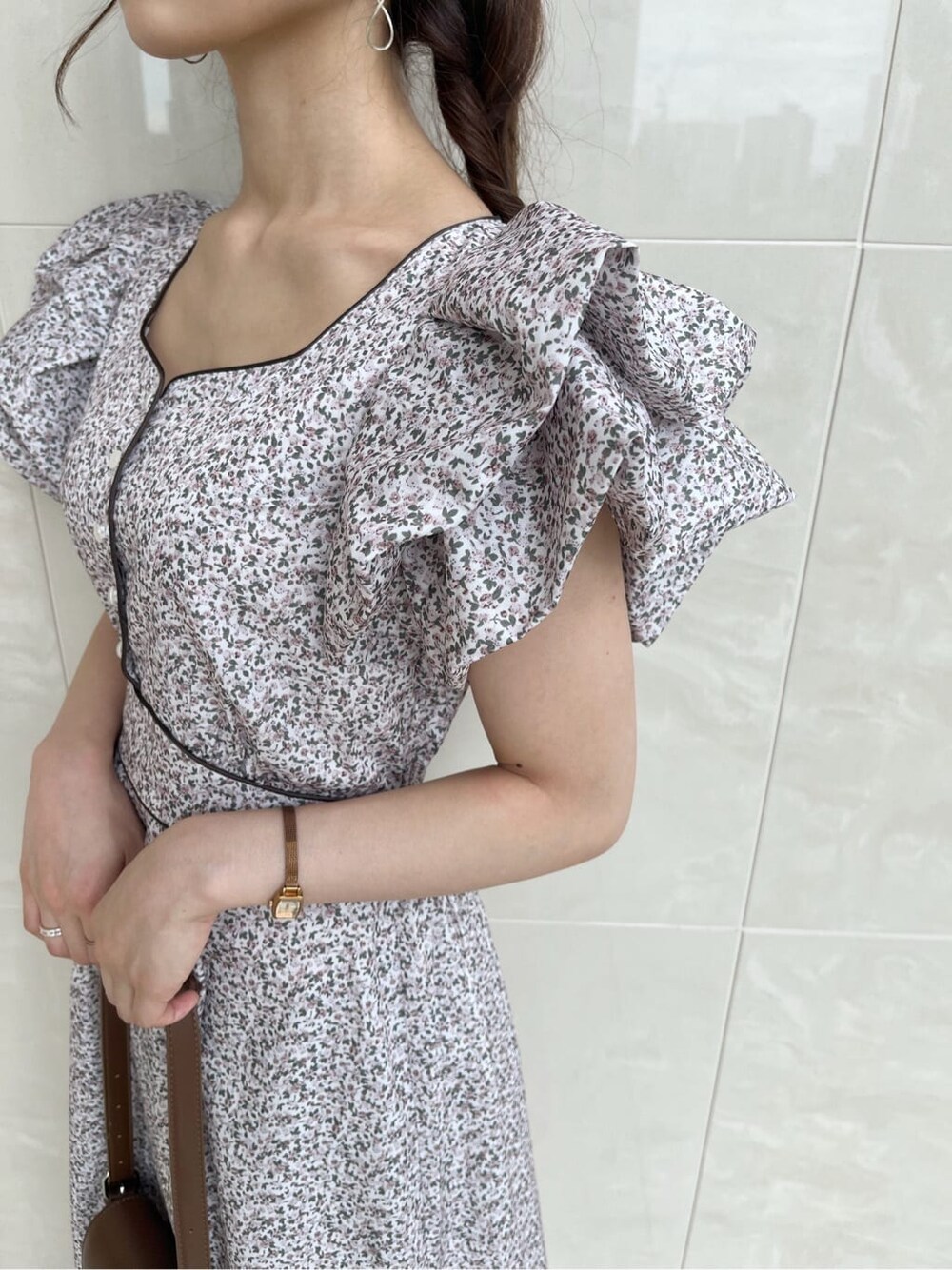 ホワイト系のワンピースを着用したレディースの夏コーディネートの8枚目の写真