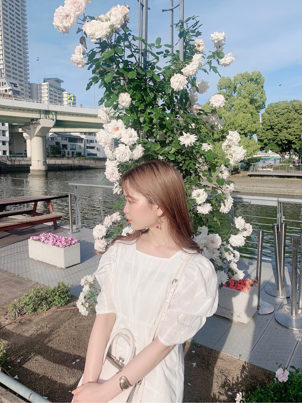 ホワイト系のパンプス、ホワイト系のワンピースを着用したレディースの春コーディネートの6枚目の写真