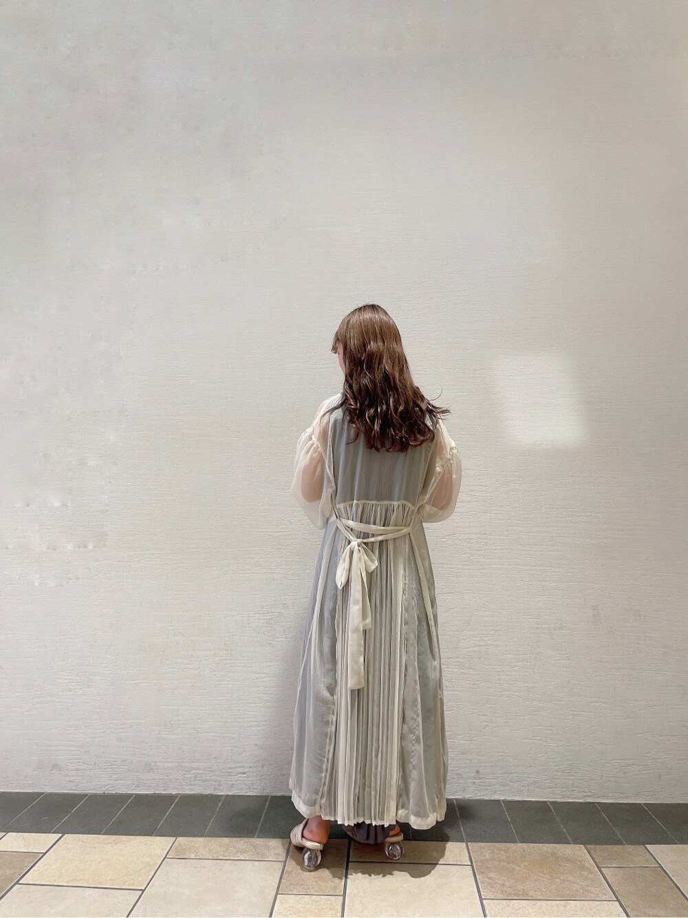 パープル系のワンピース、ホワイト系のサンダル、ホワイト系のシャツ/ブラウスを着用したレディースの春コーディネートの5枚目の写真