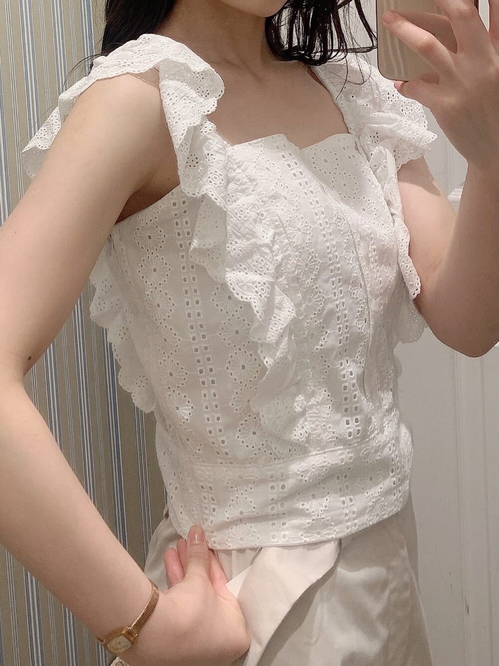 ベージュ系のサンダル、ホワイト系のシャツ/ブラウス、ホワイト系のその他パンツを着用したレディースの夏コーディネートの2枚目の写真