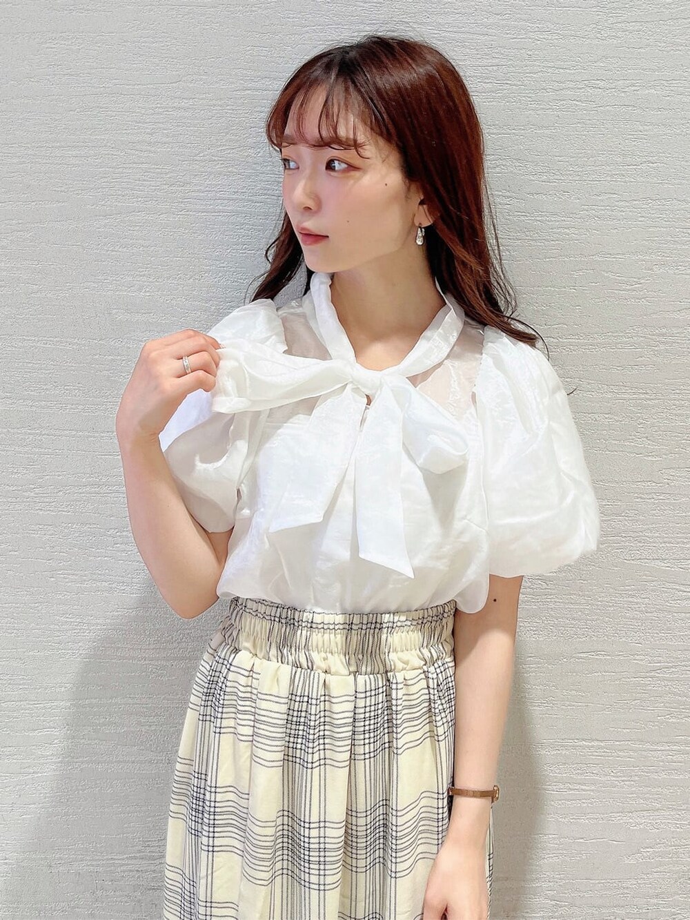 ベージュ系のサンダル、ホワイト系のスカート、ホワイト系のシャツ/ブラウスを着用したレディースの夏コーディネートの4枚目の写真