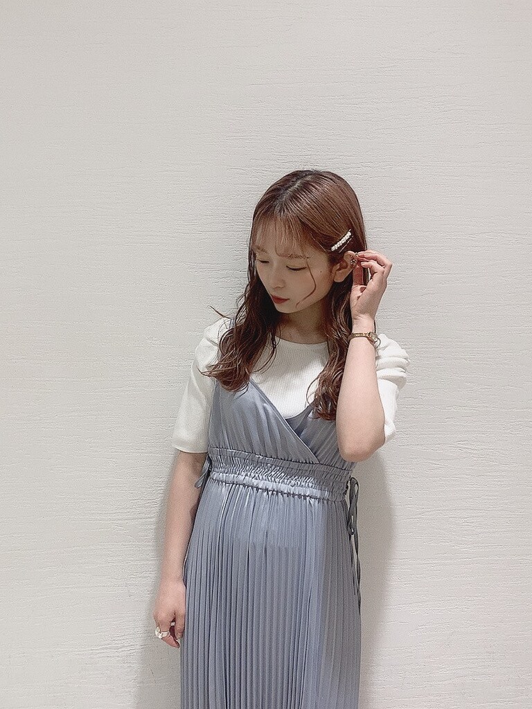 ブルー系のワンピース、ホワイト系のパンプス、ホワイト系のニット/セーターを着用したレディースの春コーディネートの7枚目の写真