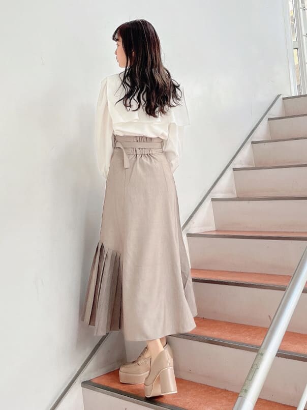 ホワイト系のシャツ/ブラウス、ベージュ系のローファー、ベージュ系のスカートを着用したレディースの冬コーディネートの3枚目の写真