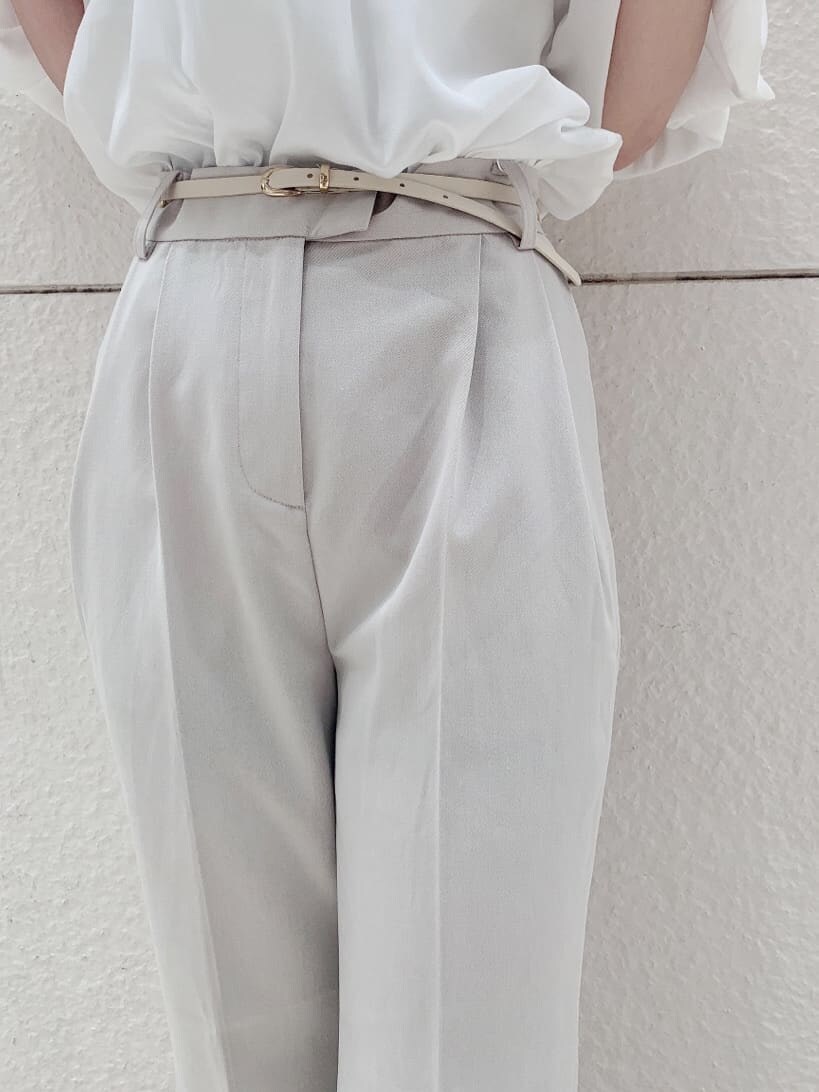 ベージュ系のサンダル、ホワイト系のシャツ/ブラウス、ホワイト系のその他パンツを着用したレディースの夏コーディネートの9枚目の写真