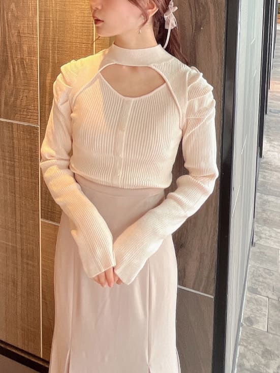 ベージュ系のブーツ、ベージュ系のスカート、ホワイト系のニット/セーターを着用したレディースの秋コーディネートの5枚目の写真