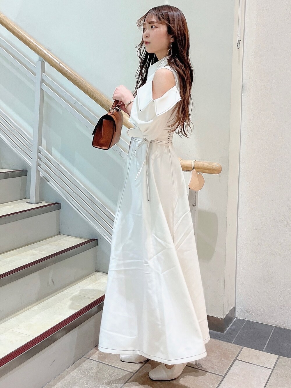 ホワイト系のワンピース、ホワイト系のパンプスを着用したレディースの冬コーディネートの3枚目の写真