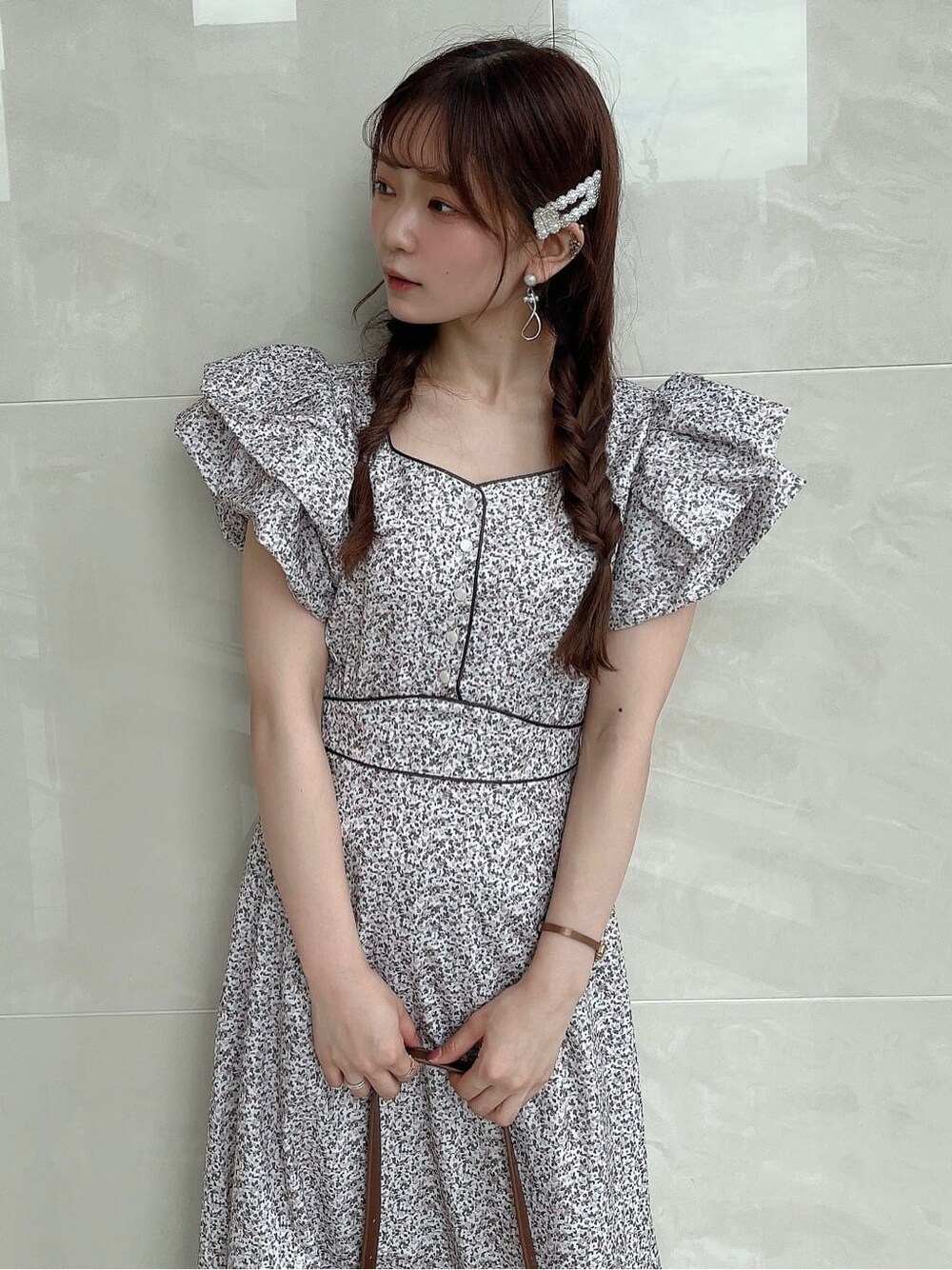 ホワイト系のワンピースを着用したレディースの夏コーディネートの7枚目の写真