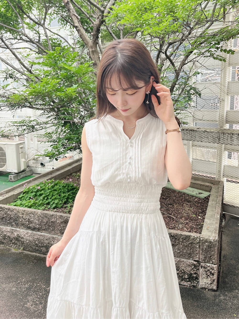 ホワイト系のワンピース、ベージュ系のサンダル、ホワイト系のカーディガン/ボレロを着用したレディースの春コーディネートの7枚目の写真