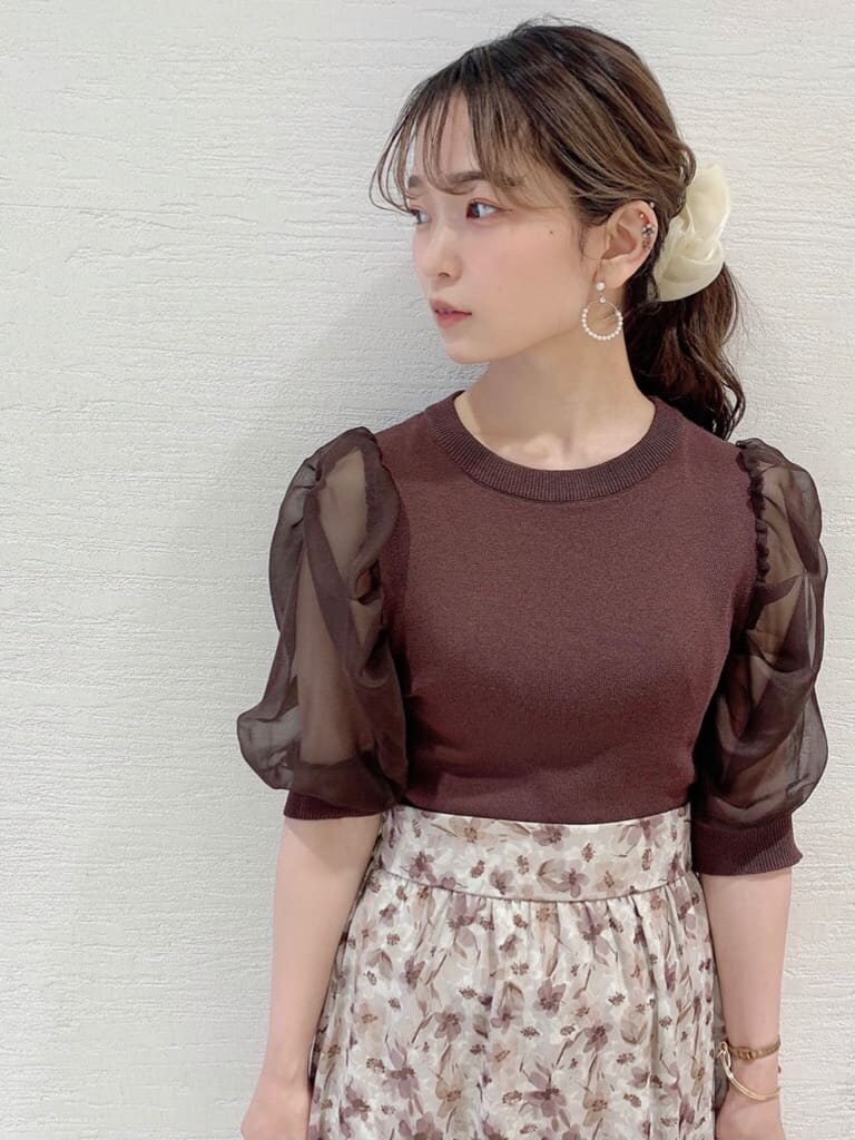 その他のサンダル、ブラウン系のニット/セーターを着用したレディースの夏コーディネートの4枚目の写真