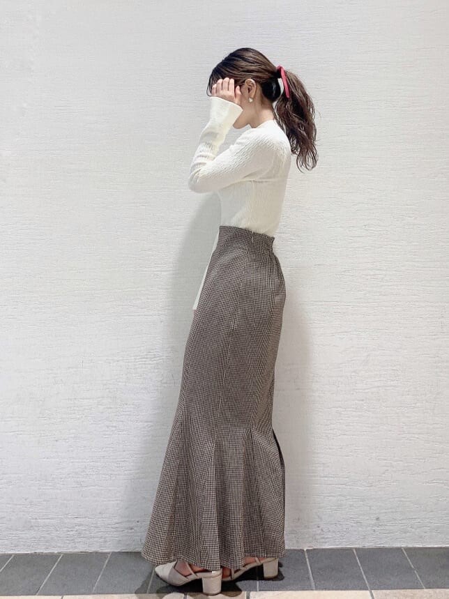 ホワイト系のパンプス、ブラウン系のスカート、ホワイト系のニット/セーターを着用したレディースの夏コーディネートの3枚目の写真