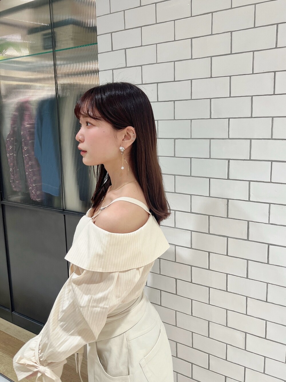 イエロー系のシャツ/ブラウス、ホワイト系のデニムパンツを着用したレディースの春コーディネートの4枚目の写真