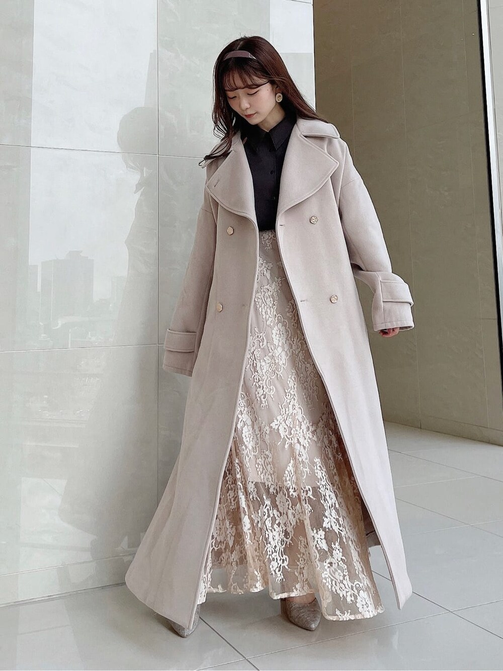 ブラウン系のシャツ/ブラウス、ベージュ系のスカート、ホワイト系のその他アウターを着用したレディースの夏コーディネートの2枚目の写真