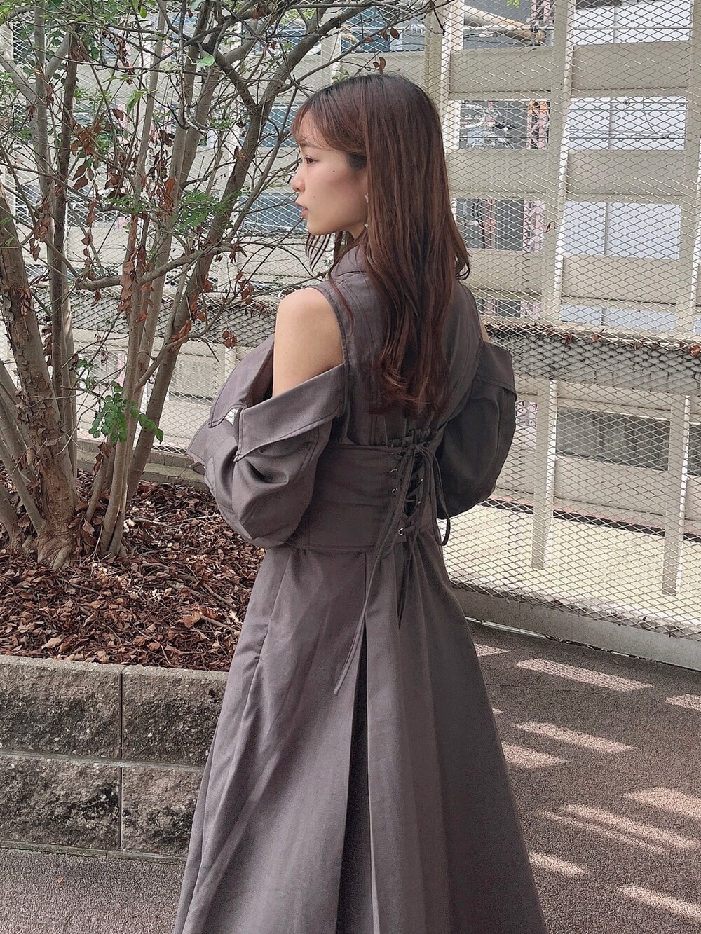 グレー系のワンピース、ホワイト系のブーツを着用したレディースの秋コーディネートの8枚目の写真